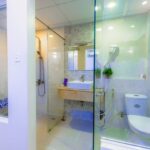 How Do Hotels Keep Glass Shower Doors Clean?