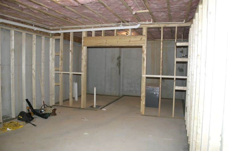 How to Frame a Wall Parallel to the Ceiling Joists